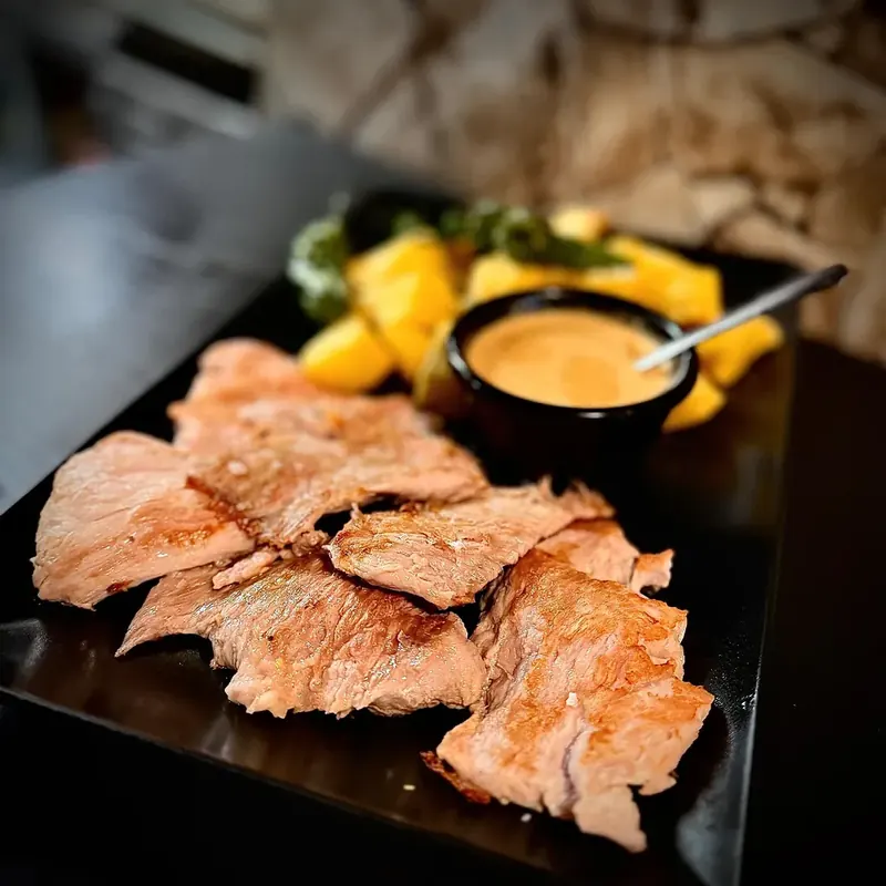 Solomillo de cerdo a la pimienta con patatas y pimientos de Padrón